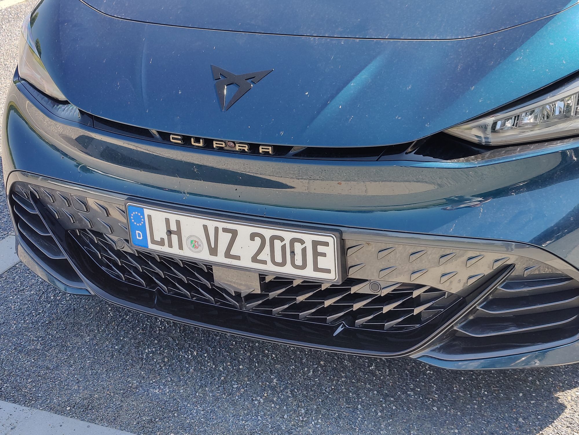 Spange in der Stossstange und Logo foliert