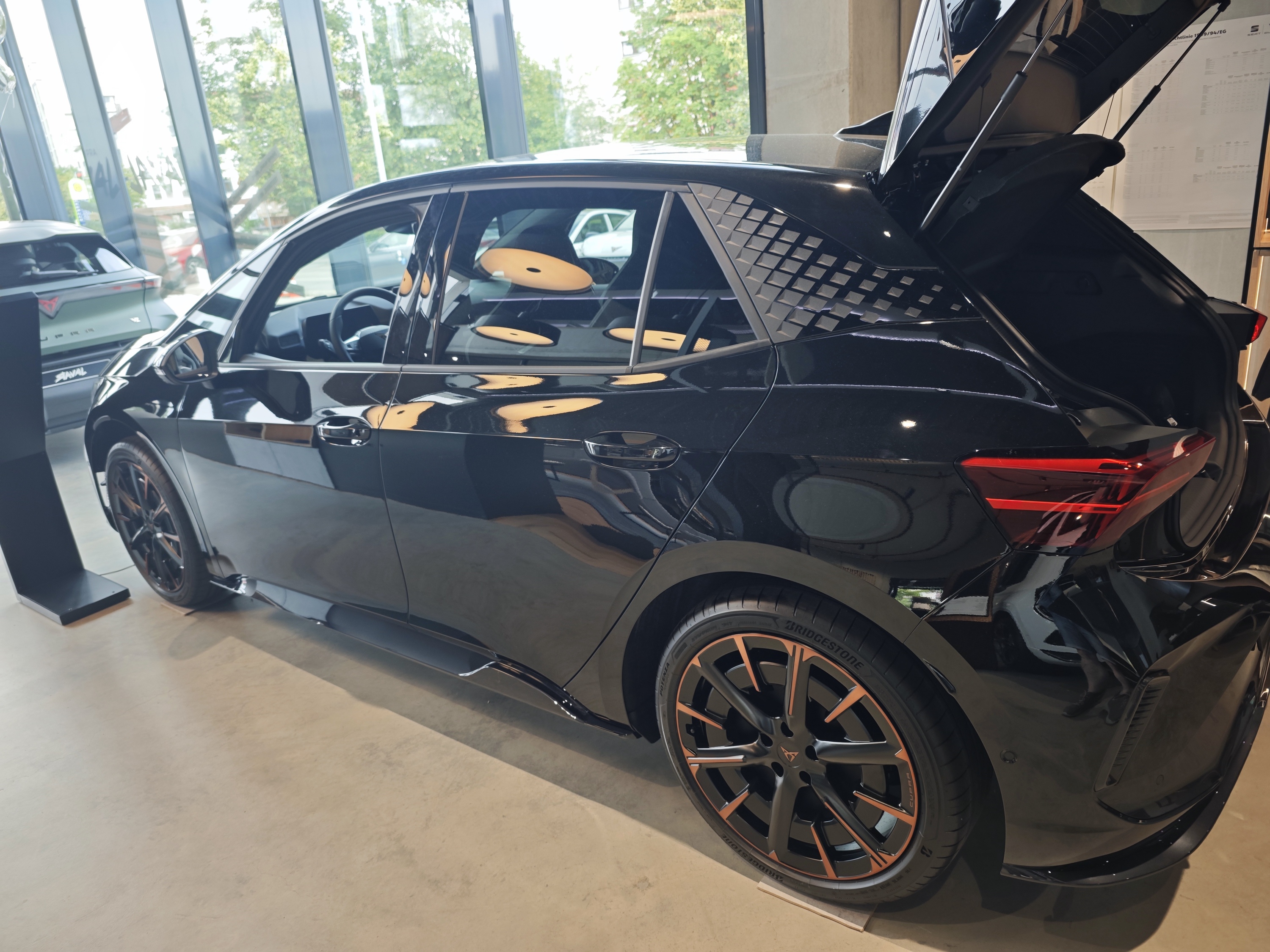 Vorführwagen Born VZ in Midnight Black Metallic