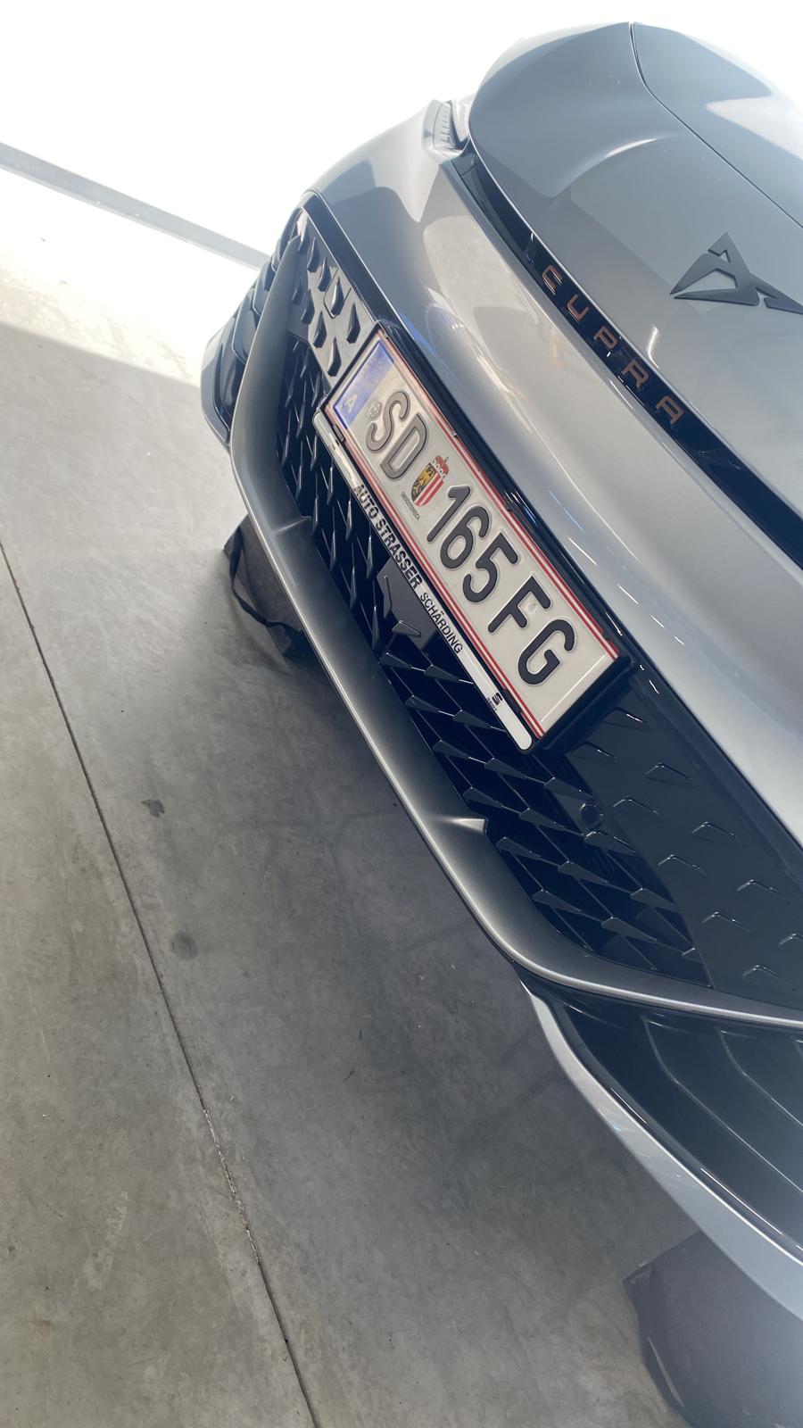 Foliertes Schwert vorne Wagenfarbe